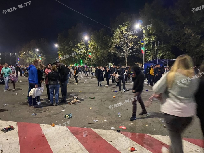 В Мелитополе площадь перед сценой на День города превратилась в мусорную свалку, фото 2